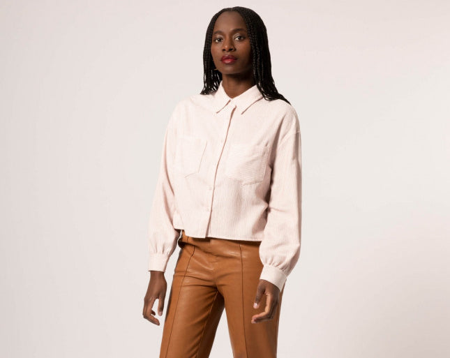 Online Fashion Boetiek Aniek I Leer is helemaal hot. En dan niet het echte leer, maar imitatieleer, ook wel PU of vegan leather genoemd. Maak een statement met de cognac kleur PU broek Peony van het merk FRNCH. Combineer de mooie vegan leather broek 