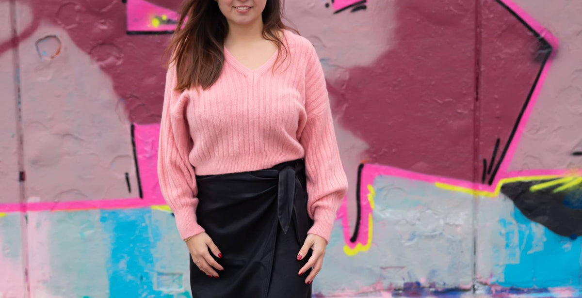 De zwarte vegan leather Josy midi-rok van FRNCH heeft een stoere en frisse look. De rok is gemaakt van mooi imitatieleer en heeft een een midi-lengte. Draag de vegan leather rok met een mooie blouse of trui. 