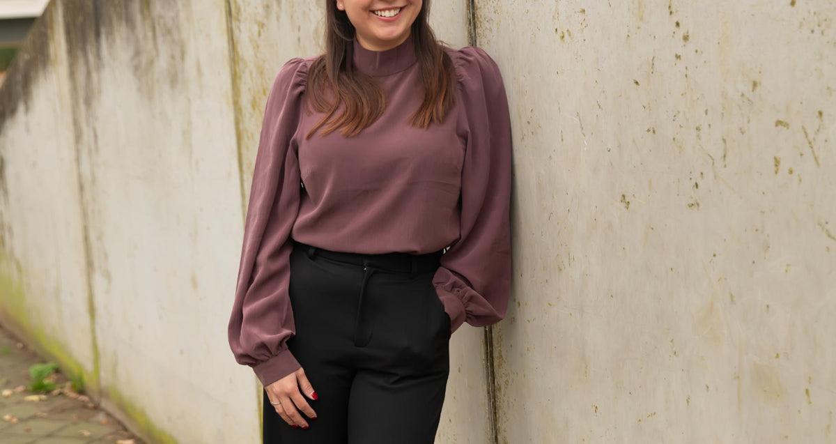  Loungewear is nog steeds een dominante trend. Heerlijk comfortabel en lekker sportief. Deze trendy loungewear mag gezien worden. Dit mooie lounge pak van Modstrom in de trendkleur blauw is gemaakt van biologisch katoen. 