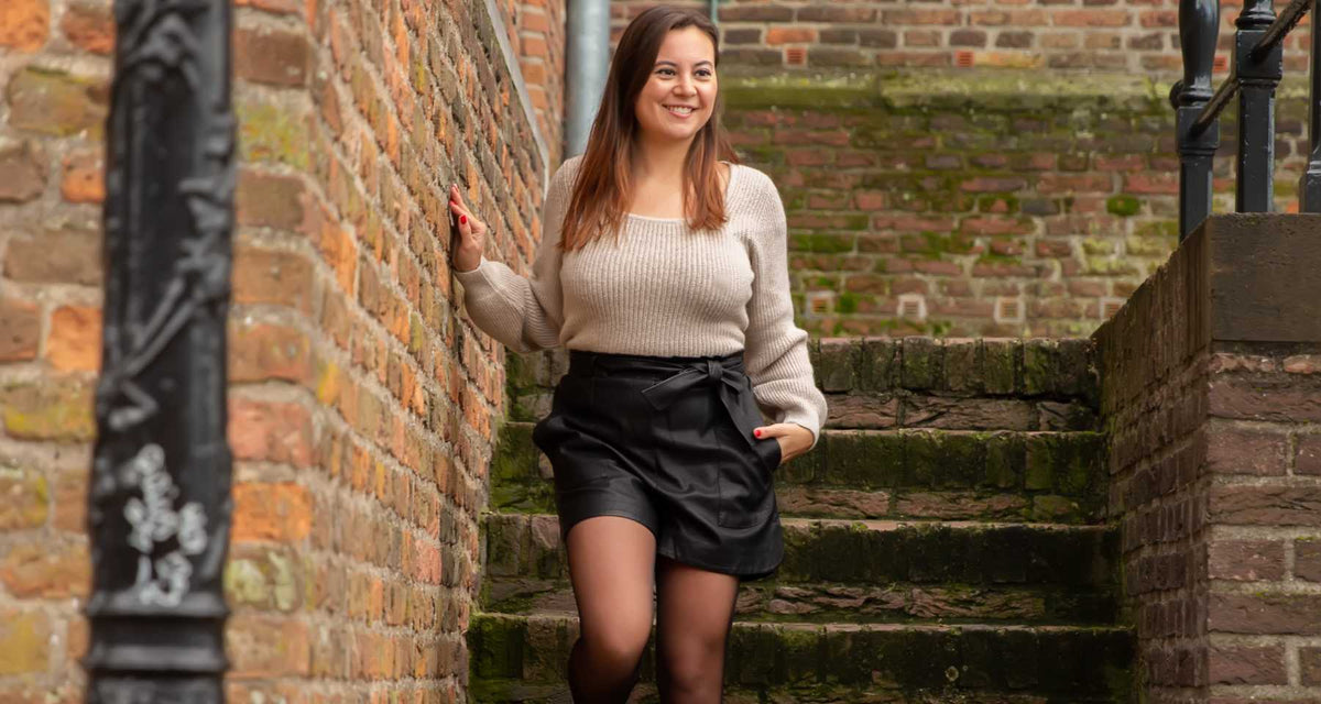 De beige rib gebreide trui Noel van het merk Modstrom van zachte katoenkwaliteit. De beige trui heeft een mooie vierkante halslijn, ballonmouwen en een vrouwelijke vorm die de taille benadrukt. Combineer de trui 