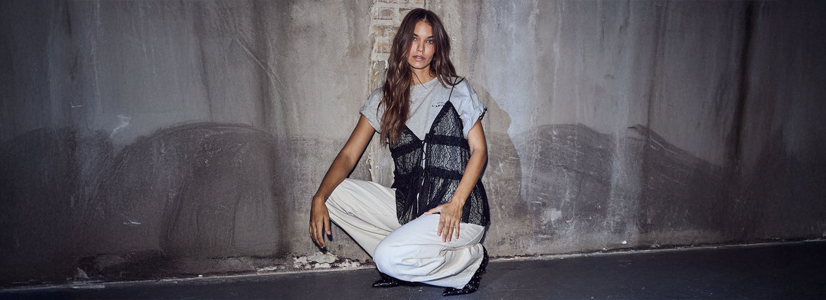 Spring collectie van Haute L’Amitié met denim, lace en sportieve damesmode in lichte tinten.