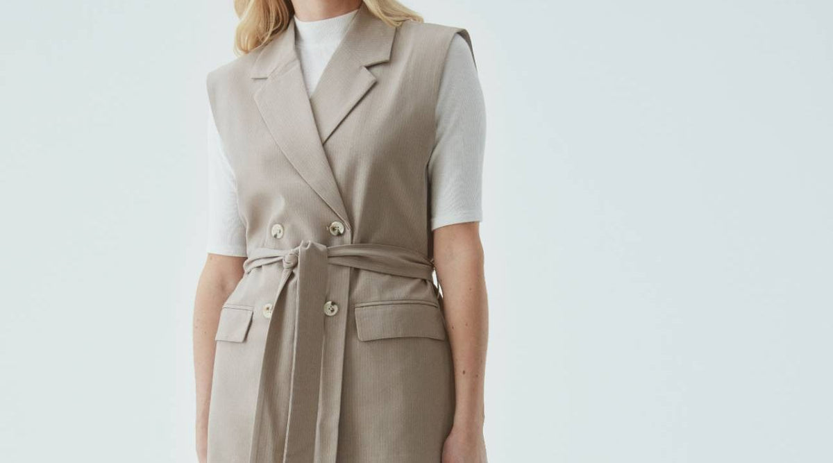 Een mooi damespak is nooit weg en bovendien nu meer on-trend dan ooit. Nieuw dit damespak. Niet met een blazer maar een gilet. Want de gilet is weer helemaal terug van weggeweest. Door 'm net even anders te dragen, is-ie weer helemaal hip dit seizoen. 