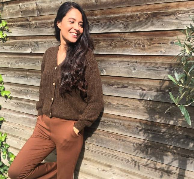 Online Fashion Boetiek Aniek I Een van de grootste modekleuren voor het najaar is de kleur bruin. Van diepbruine kleuren tot lichte tinten combineer de kleur met verschillende tinten, materialen en texturen