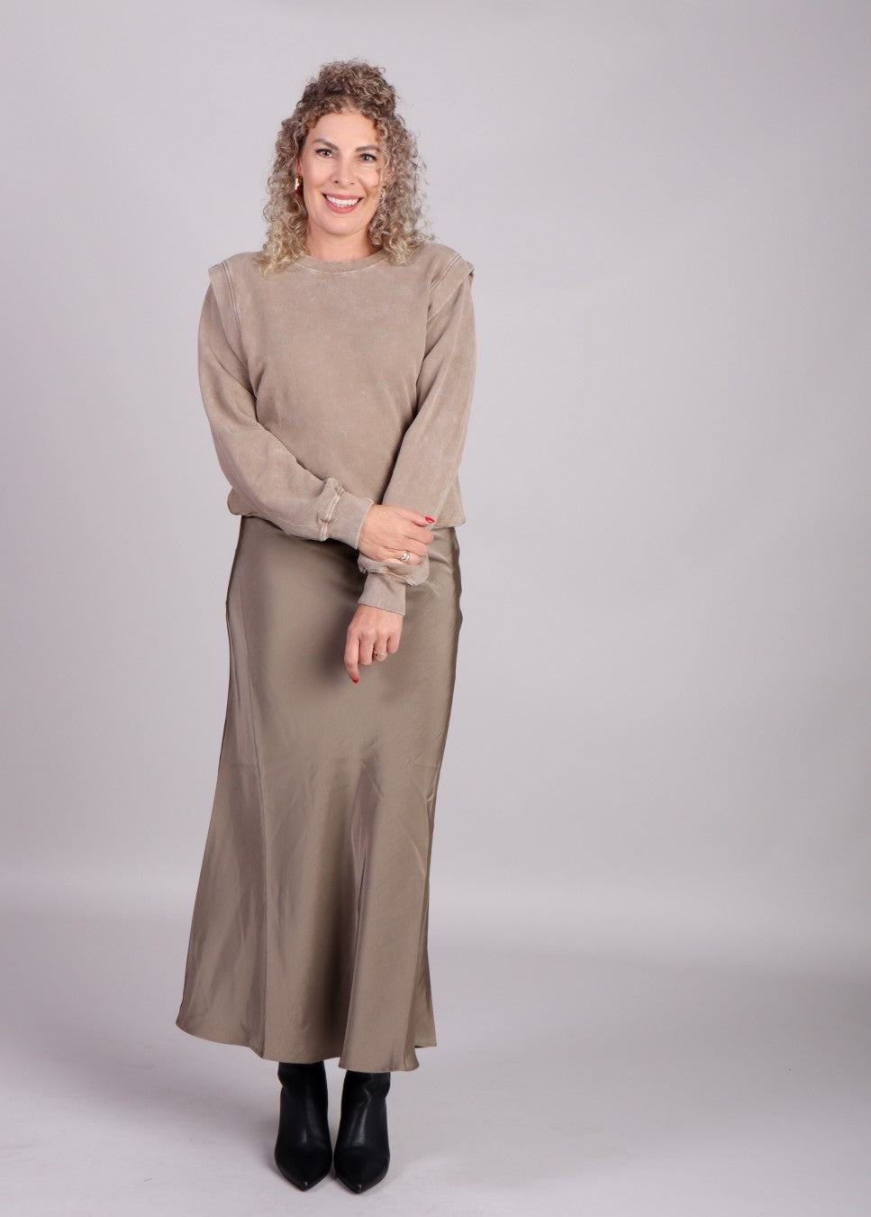 Beige katti dames sweater mbym op model met rok