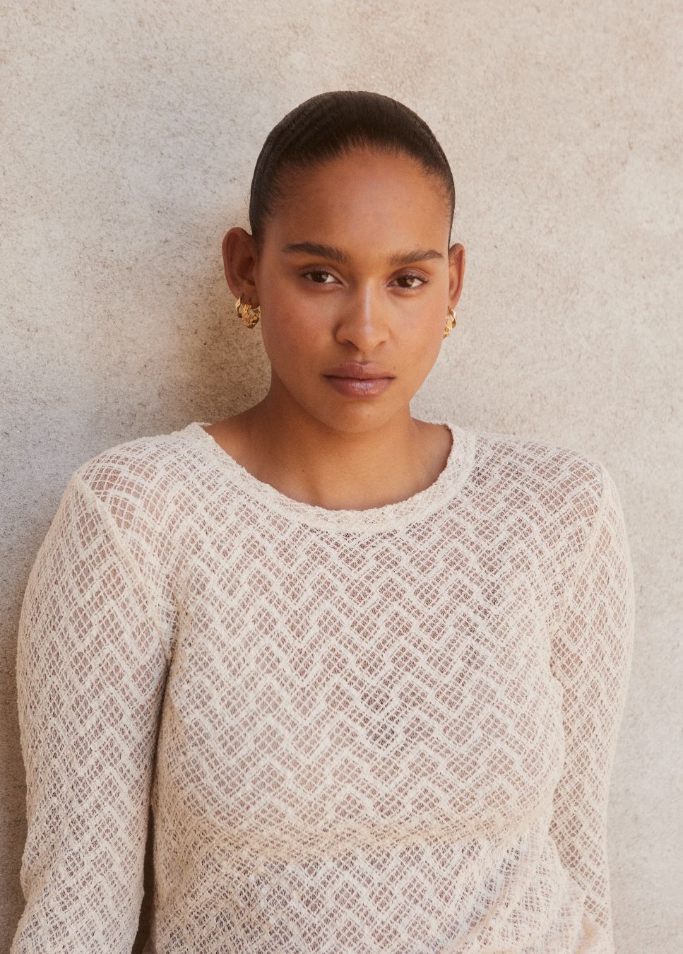 Beige zomer jurk van Modstrom bij dameskleding Boetiek Aniek. Beige gehaakte lange jurk Hendrick van het merk Modstrom. De lange jurk heeft een ronde hals, korte mouwen met een onderjurk met verstelbare bandjes. Een super leuke zomerjurk. Shop de nieuwe collectie jurken, zomer jurken, dames jurken, gehaakte jurken.