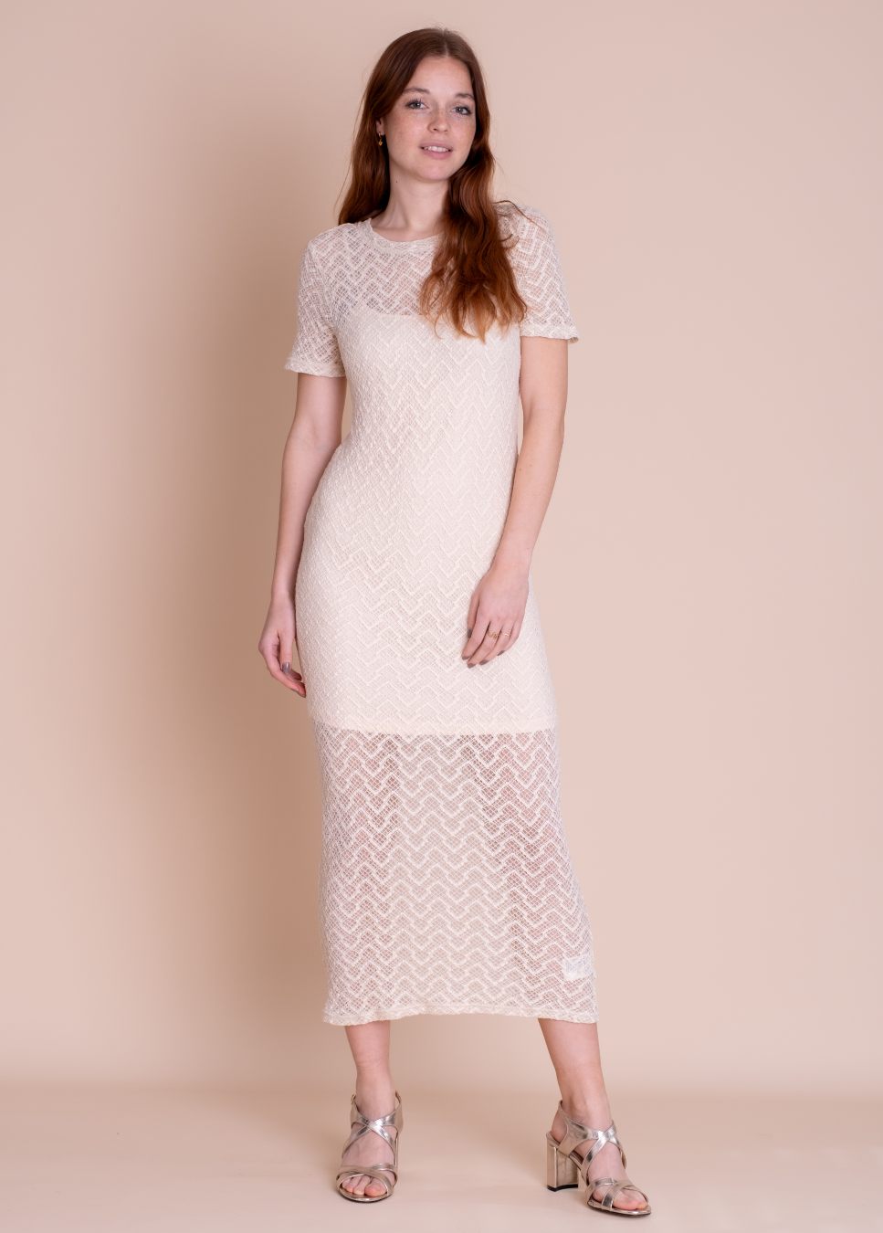Beige zomer jurk van Modstrom bij dameskleding Boetiek Aniek. Beige gehaakte lange jurk Hendrick van het merk Modstrom. De lange jurk heeft een ronde hals, korte mouwen met een onderjurk met verstelbare bandjes. Een super leuke zomerjurk. Shop de nieuwe collectie jurken, zomer jurken, dames jurken, gehaakte jurken.