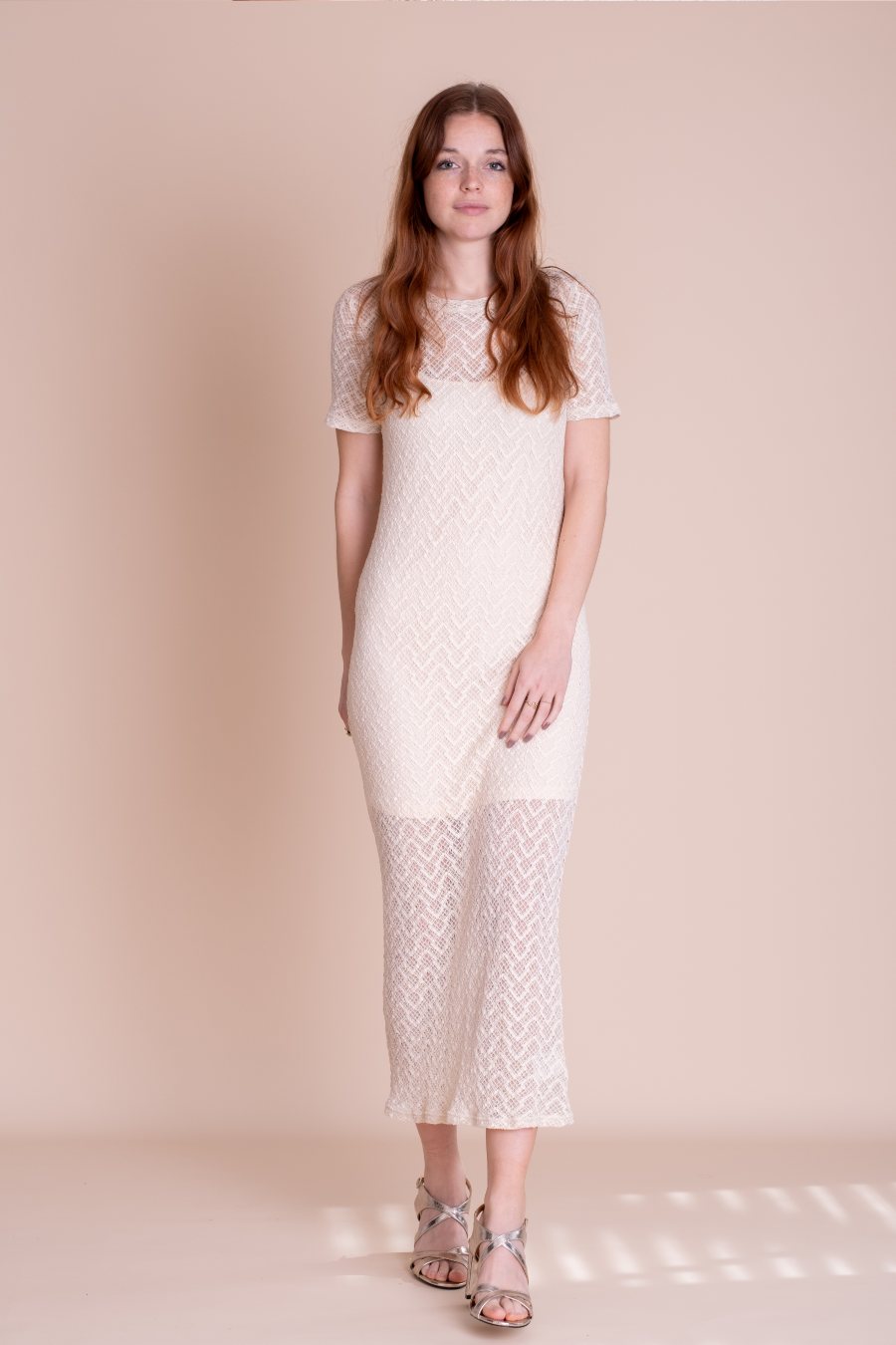Beige zomer jurk van Modstrom bij dameskleding Boetiek Aniek. Beige gehaakte lange jurk Hendrick van het merk Modstrom. De lange jurk heeft een ronde hals, korte mouwen met een onderjurk met verstelbare bandjes. Een super leuke zomerjurk. Shop de nieuwe collectie jurken, zomer jurken, dames jurken, gehaakte jurken.