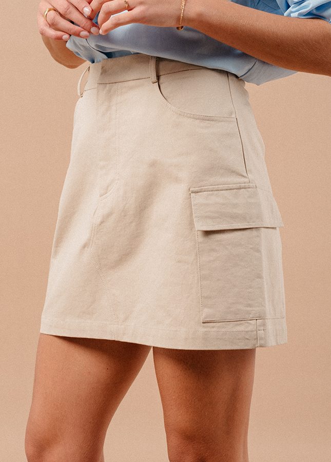 Beige een mini-cargorok Mariah van het merk Grace & Mila. De A-lijn mini-rok heeft een middelhoge taille, steekzakken en grote zakken aan de zijkant van de rok, met rits en knoopsluiting aan de voorzijde. Beige cargo rok Maria. Shop de nieuwe collectie zomerrokken, korte rokken bij online dameskleding Boetiek Aniek.