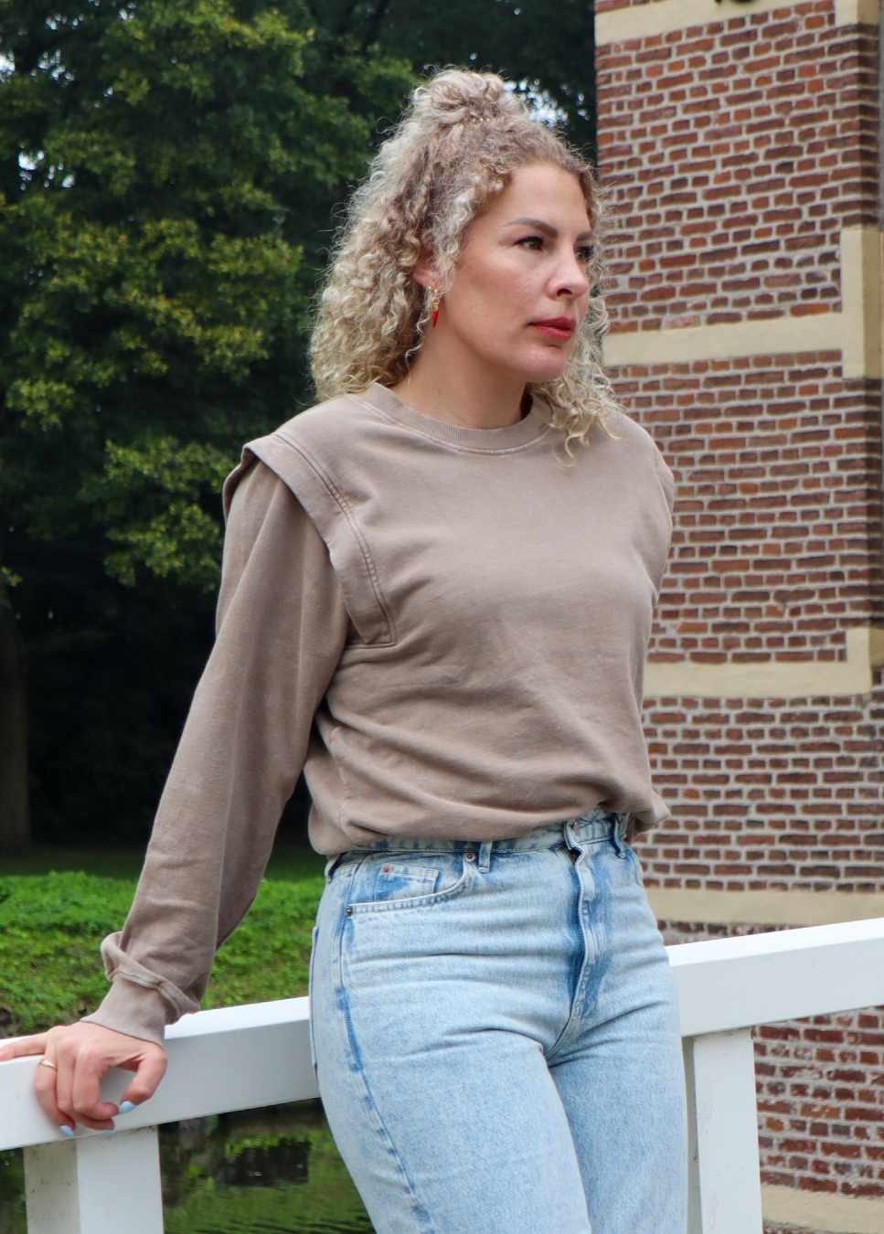 Beige sweater katti mbym dames op model sfeer