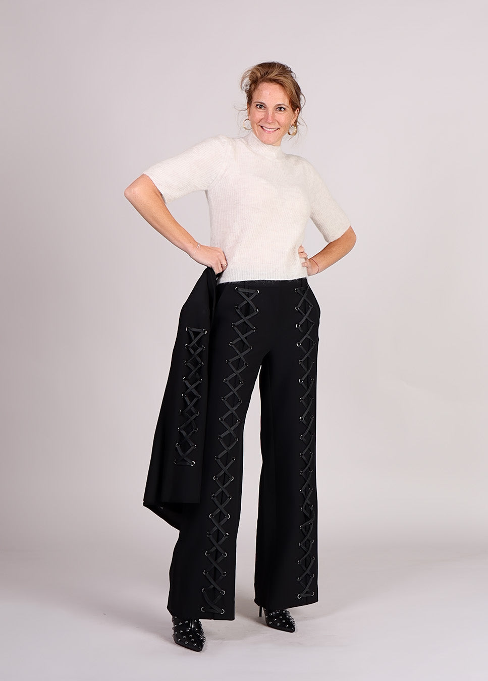 Co Couture VolaCC Eyelet LL Pant met veters zwart voorkant model met beige trui