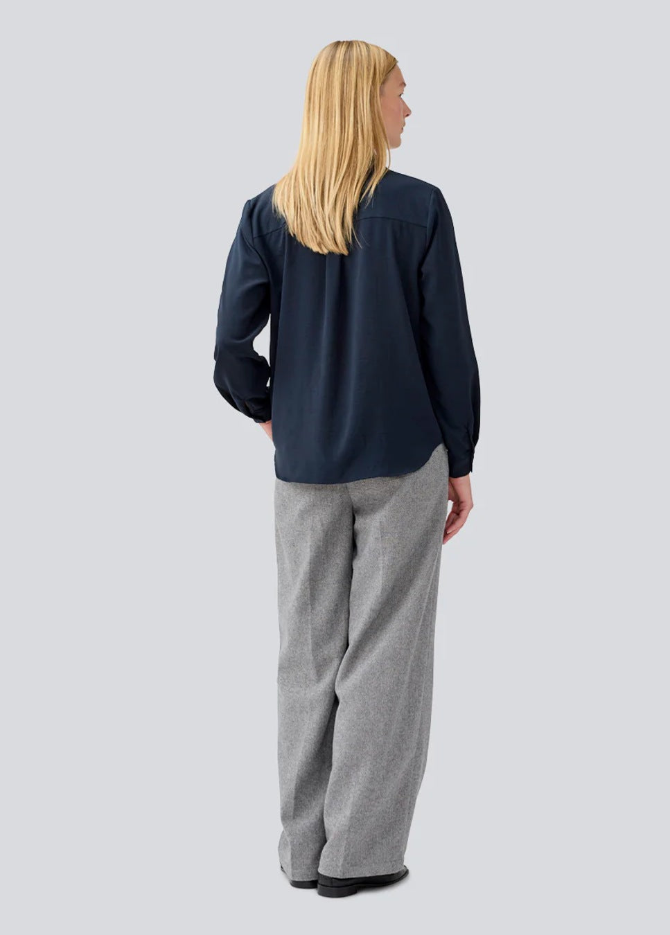 Donkerblauwe dames blouse Modstrom Ossa achterkant model