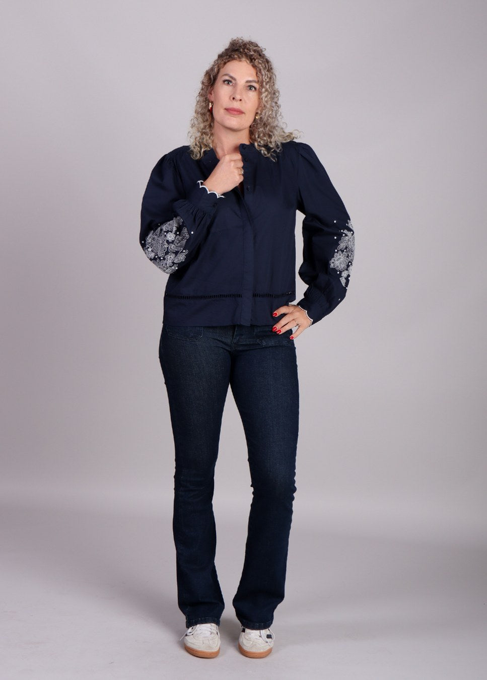 Homage blauwe flared jeans Jane met blouse op model staand voorkant