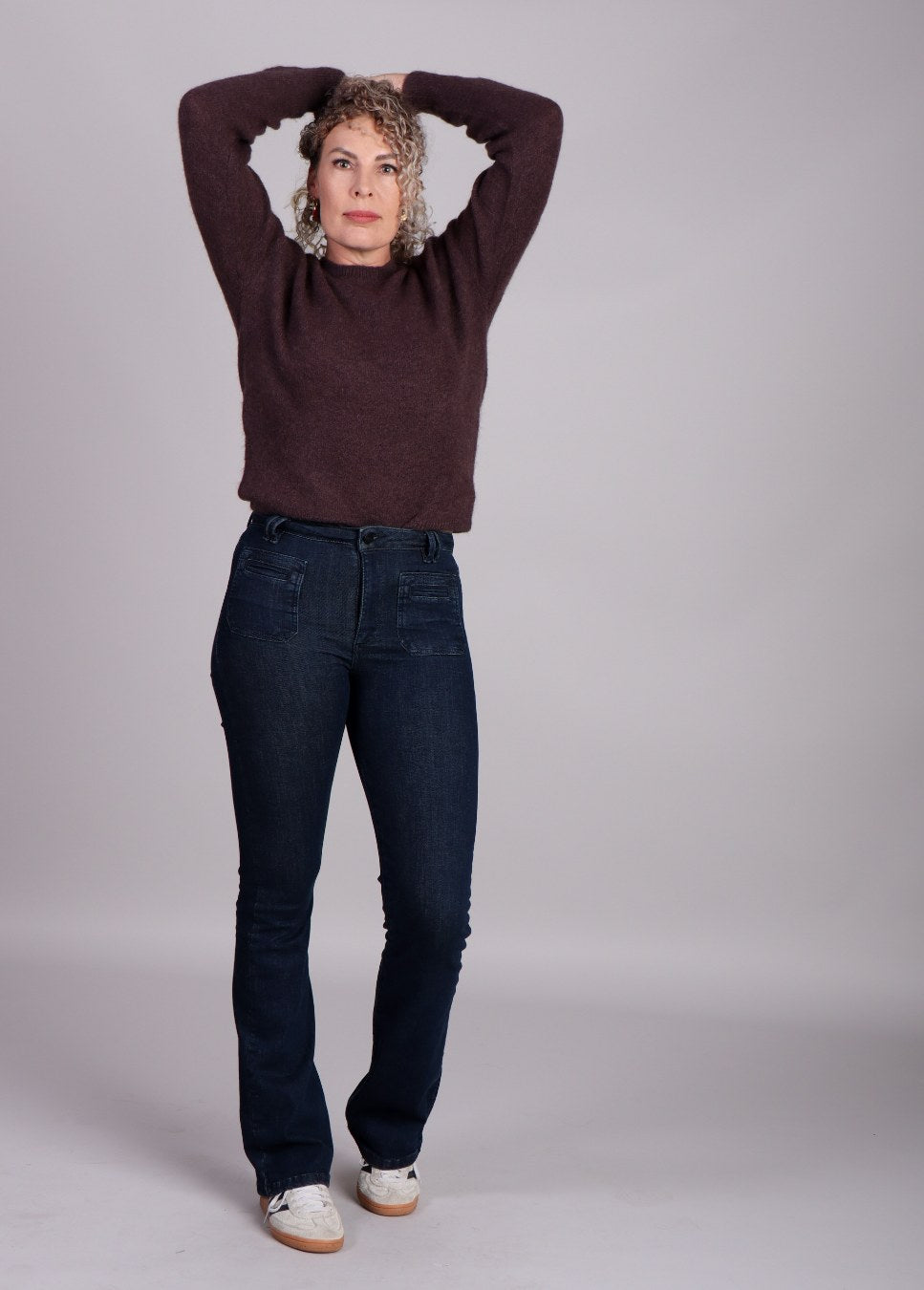 Donker blauwe flared Homage jeans Jane op model voorkant staand