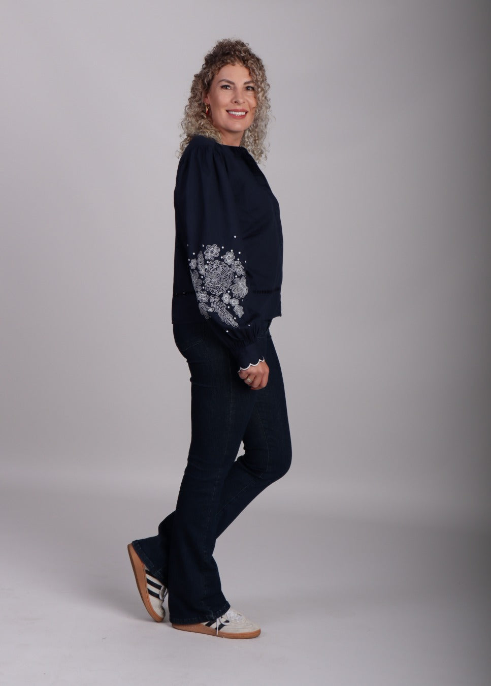Homage jane jeans blauw op model zijkant