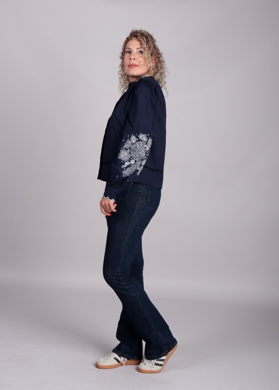 Denim homage blauwe jeans flared Jane op model