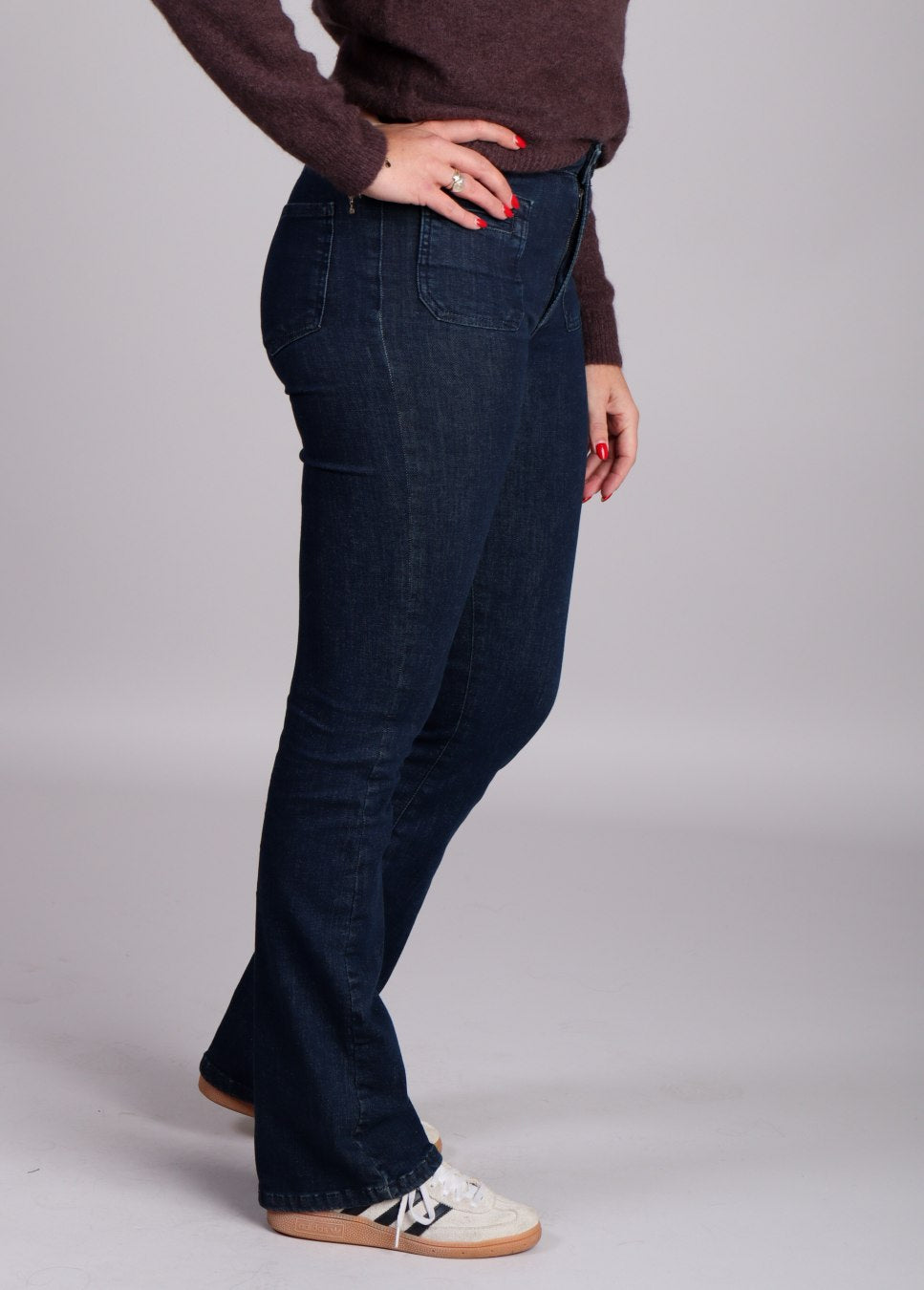 Homage jeans flared jane blauw op model zijkant links