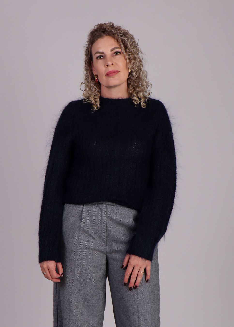 mbym trui corey dames gebreid blauw op model voorkant