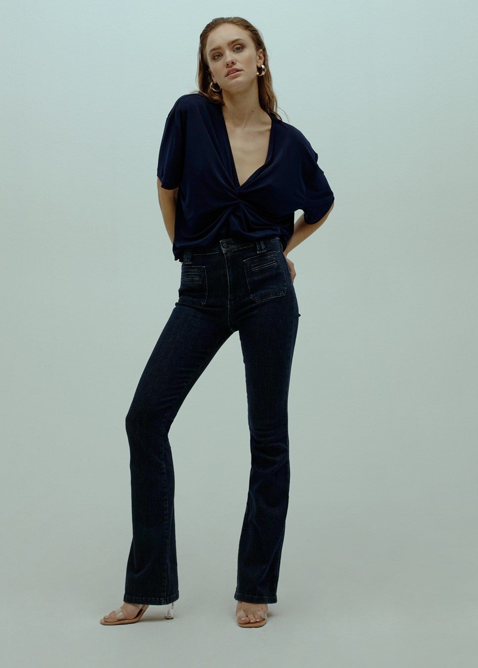 Blauwe jane jeans homage op model voorkant rechts