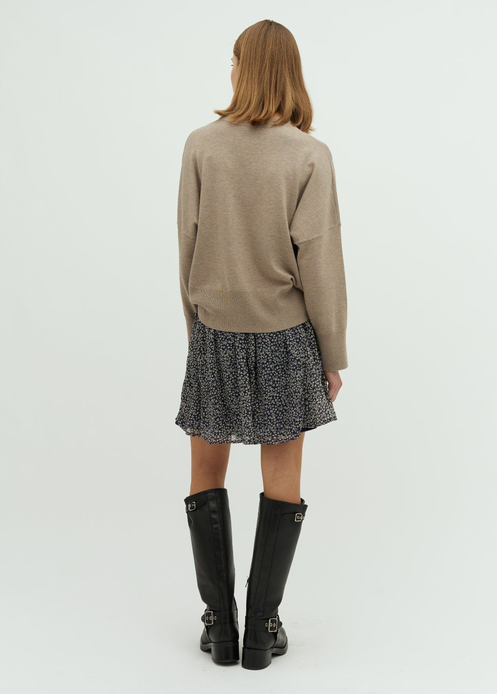 Donkerblauwe korte print rok Ditte van het merk mbyM. De korte rok met bloemenprint heeft een elastische tailleband en donkerblauwe onderrok. Combineer de blauwe bloemenprint rok met de beige geweven mouwloze top van mbyM. Shop de nieuwe collectie mbyM rokken, korte rokken, bloemenprint rokken bij Boetiek Aniek