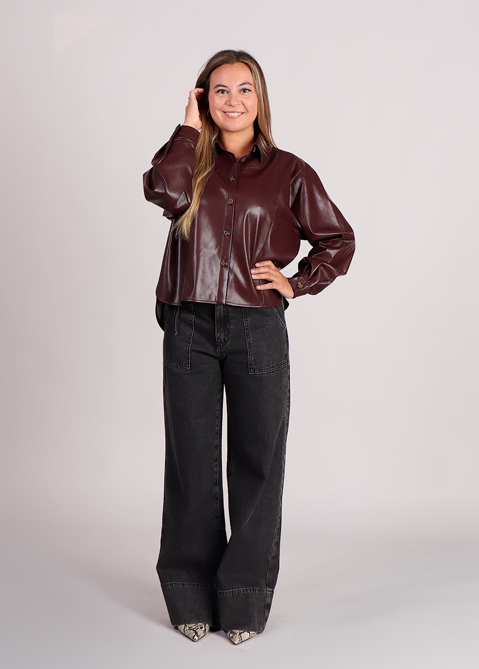FRNCH Clarkia jeans wide-leg grote voorzakken zwart voorkant model met bordeaux rode blouse 