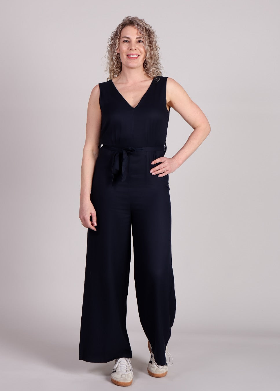 FRNCH jumpsuit Pakize met strikceintuur v-hals en donker blauw van kleur