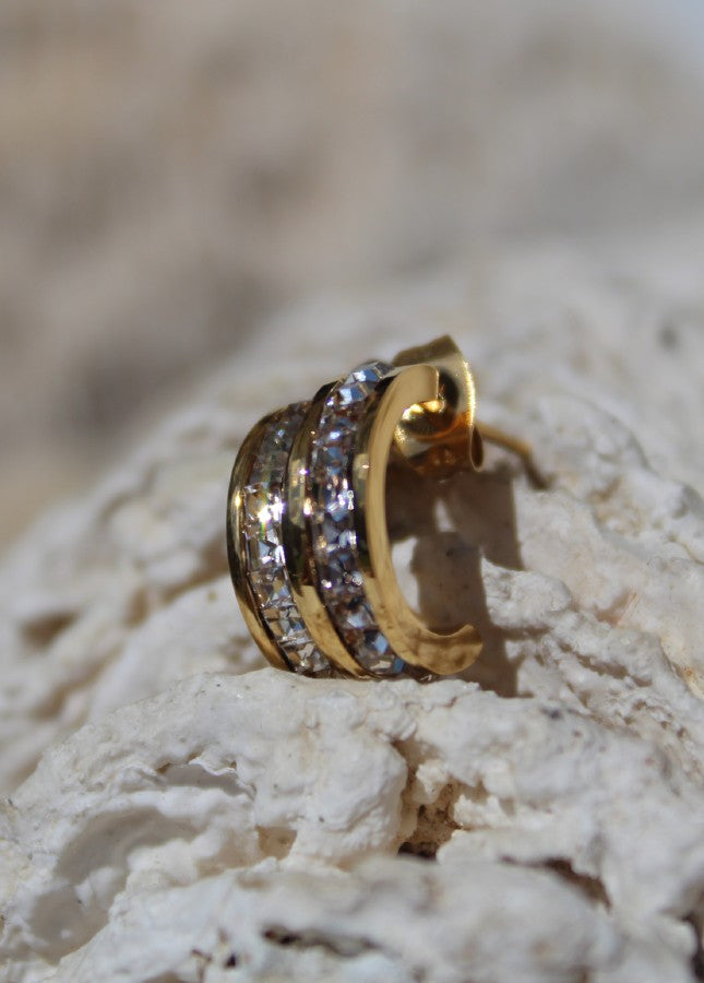 Gouden oorbellen met diamantjes van het merk Rocky Rosa. De oorbellen zijn gemaakt van chirurgisch staal, 18k verguld met speciale afdichting. Alle oorbellen van Rocky Rosa verkleuren niet, zijn waterdicht & hypoallergeen. Shop de nieuwe collectie goudkleurige oorbellen, lange oorbellen, gouden hoops, gouden earstuds.