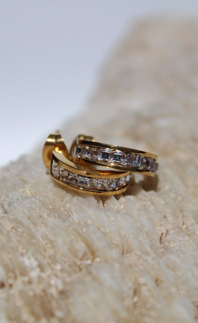 Gouden oorbellen met diamantjes van het merk Rocky Rosa. De oorbellen zijn gemaakt van chirurgisch staal, 18k verguld met speciale afdichting. Alle oorbellen van Rocky Rosa verkleuren niet, zijn waterdicht & hypoallergeen. Shop de nieuwe collectie goudkleurige oorbellen, lange oorbellen, gouden hoops, gouden earstuds.