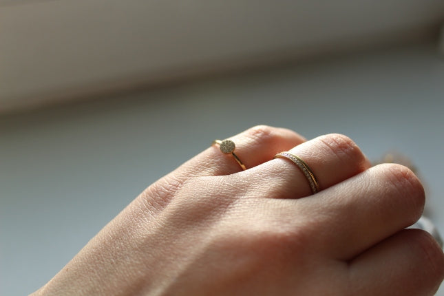 Gouden dunne ring met diamanten van het merk Rocky Rosa. De ring is gemaakt van chirurgisch staal, 18k verguld met speciale afdichting. Alle ringen van Rocky Rosa verkleuren niet, zijn waterdicht & hypoallergeen. Shop de nieuwe collectie gouden sieraden, gouden ring met diamanten, gouden verstelbare ringen, zegelring.