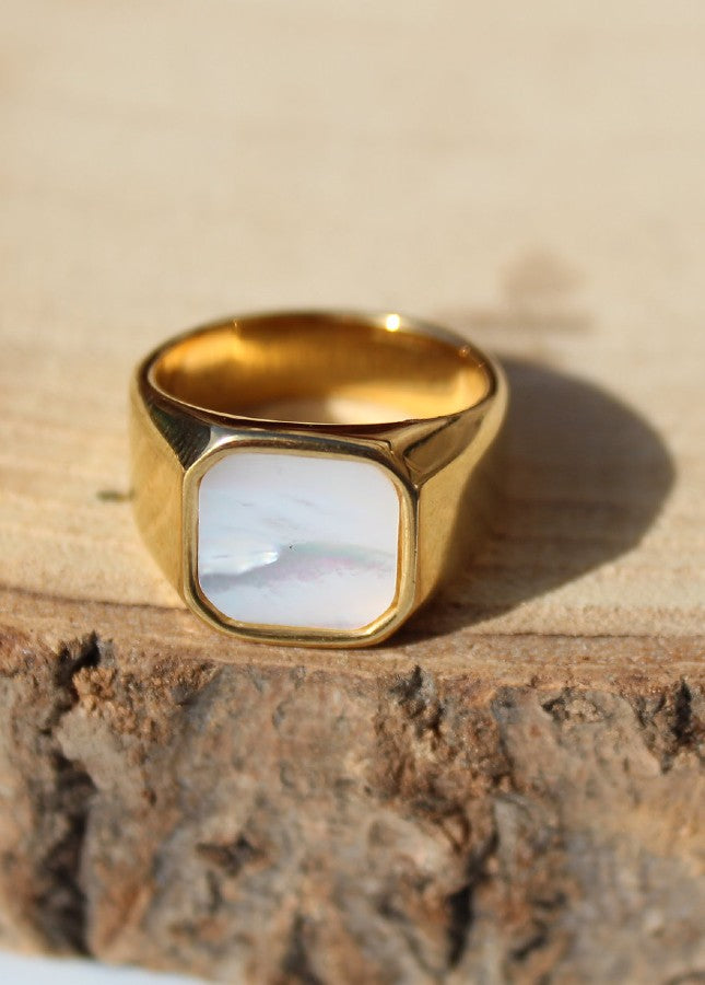 Gouden zegelring met parelmoer van het merk Rocky Rosa. De ring is gemaakt van chirurgisch staal, 18k verguld met speciale afdichting. Alle oorbellen van Rocky Rosa verkleuren niet, zijn waterdicht & hypoallergeen. Shop de nieuwe collectie sieraden, gouden ringen, gouden zegelringen, gouden ringen met zegel.
