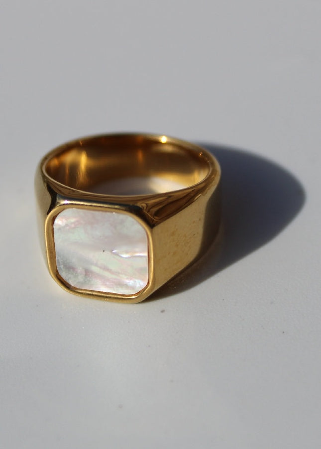 Gouden zegelring met parelmoer van het merk Rocky Rosa. De ring is gemaakt van chirurgisch staal, 18k verguld met speciale afdichting. Alle oorbellen van Rocky Rosa verkleuren niet, zijn waterdicht & hypoallergeen. Shop de nieuwe collectie sieraden, gouden ringen, gouden zegelringen, gouden ringen met zegel.