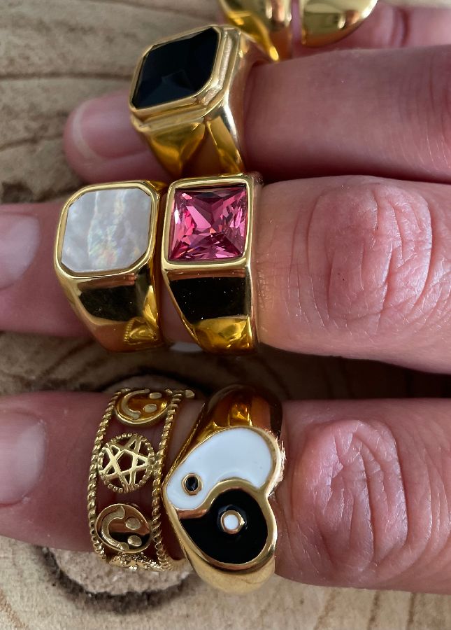 Gouden zegelring met parelmoer van het merk Rocky Rosa. De ring is gemaakt van chirurgisch staal, 18k verguld met speciale afdichting. Alle oorbellen van Rocky Rosa verkleuren niet, zijn waterdicht & hypoallergeen. Shop de nieuwe collectie sieraden, gouden ringen, gouden zegelringen, gouden ringen met zegel.