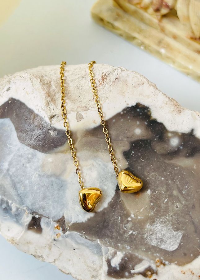Goudkleurige lange oorbellen met hartje Aimee van het merk Rocky Rosa. De oorbellen zijn gemaakt van chirurgisch staal, 18k verguld met speciale afdichting. Alle oorbellen van Rocky Rosa verkleuren niet, zijn waterdicht & hypoallergeen. Shop de nieuwe collectie goudkleurige oorbellen, lange oorbellen.