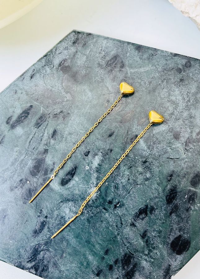Goudkleurige lange oorbellen met hartje Aimee van het merk Rocky Rosa. De oorbellen zijn gemaakt van chirurgisch staal, 18k verguld met speciale afdichting. Alle oorbellen van Rocky Rosa verkleuren niet, zijn waterdicht & hypoallergeen. Shop de nieuwe collectie goudkleurige oorbellen, lange oorbellen.