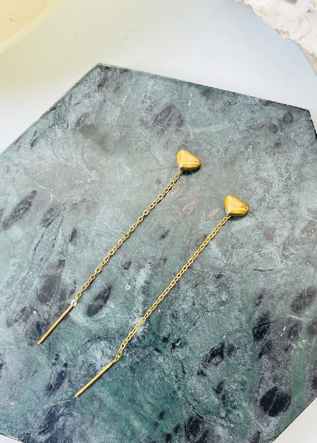 Goudkleurige lange oorbellen met hartje Aimee van het merk Rocky Rosa. De oorbellen zijn gemaakt van chirurgisch staal, 18k verguld met speciale afdichting. Alle oorbellen van Rocky Rosa verkleuren niet, zijn waterdicht & hypoallergeen. Shop de nieuwe collectie goudkleurige oorbellen, lange oorbellen.