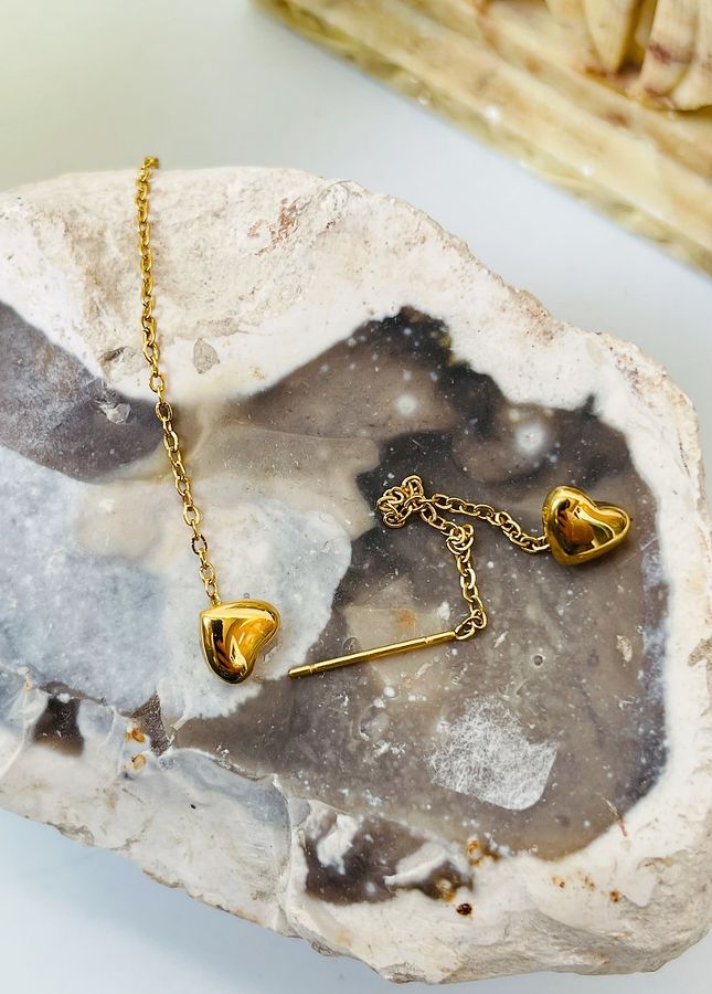 Goudkleurige lange oorbellen met hartje Aimee van het merk Rocky Rosa. De oorbellen zijn gemaakt van chirurgisch staal, 18k verguld met speciale afdichting. Alle oorbellen van Rocky Rosa verkleuren niet, zijn waterdicht & hypoallergeen. Shop de nieuwe collectie goudkleurige oorbellen, lange oorbellen.