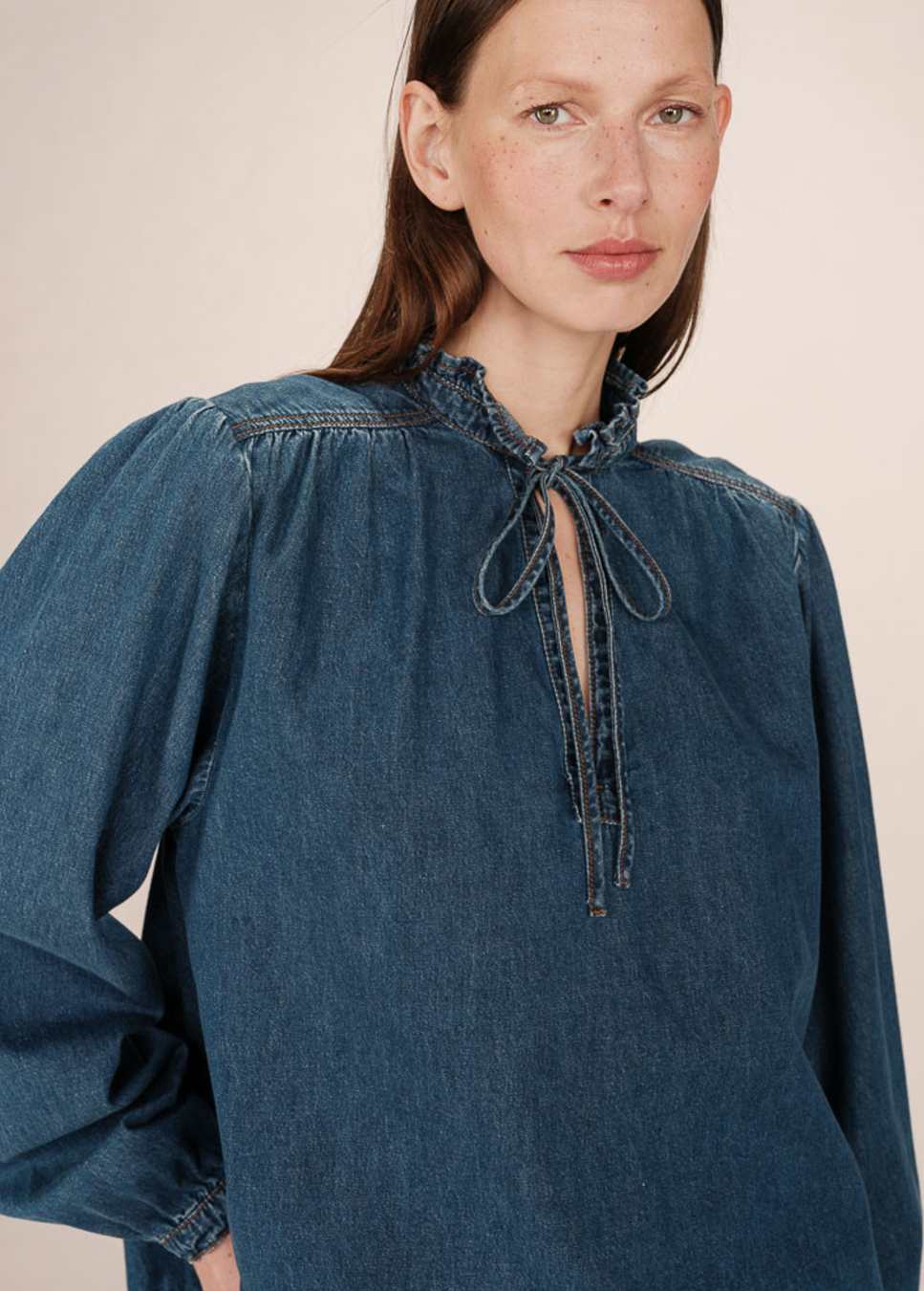Close up van de grace en mila blouse salsa met strik 