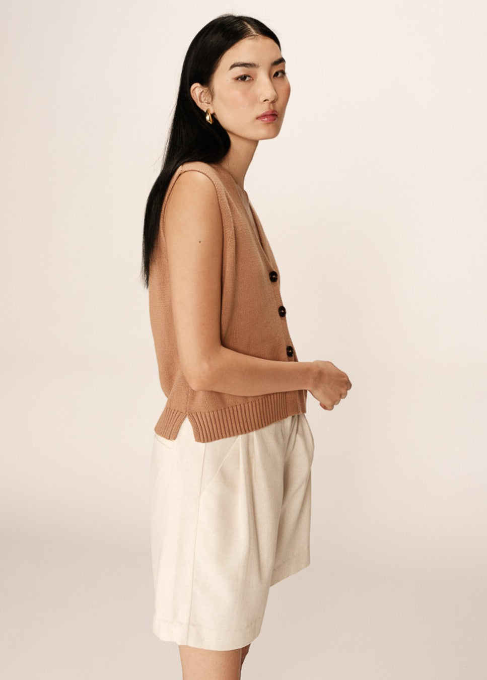 Grace & Mila pancake gilet camel kleur zijaanzicht
