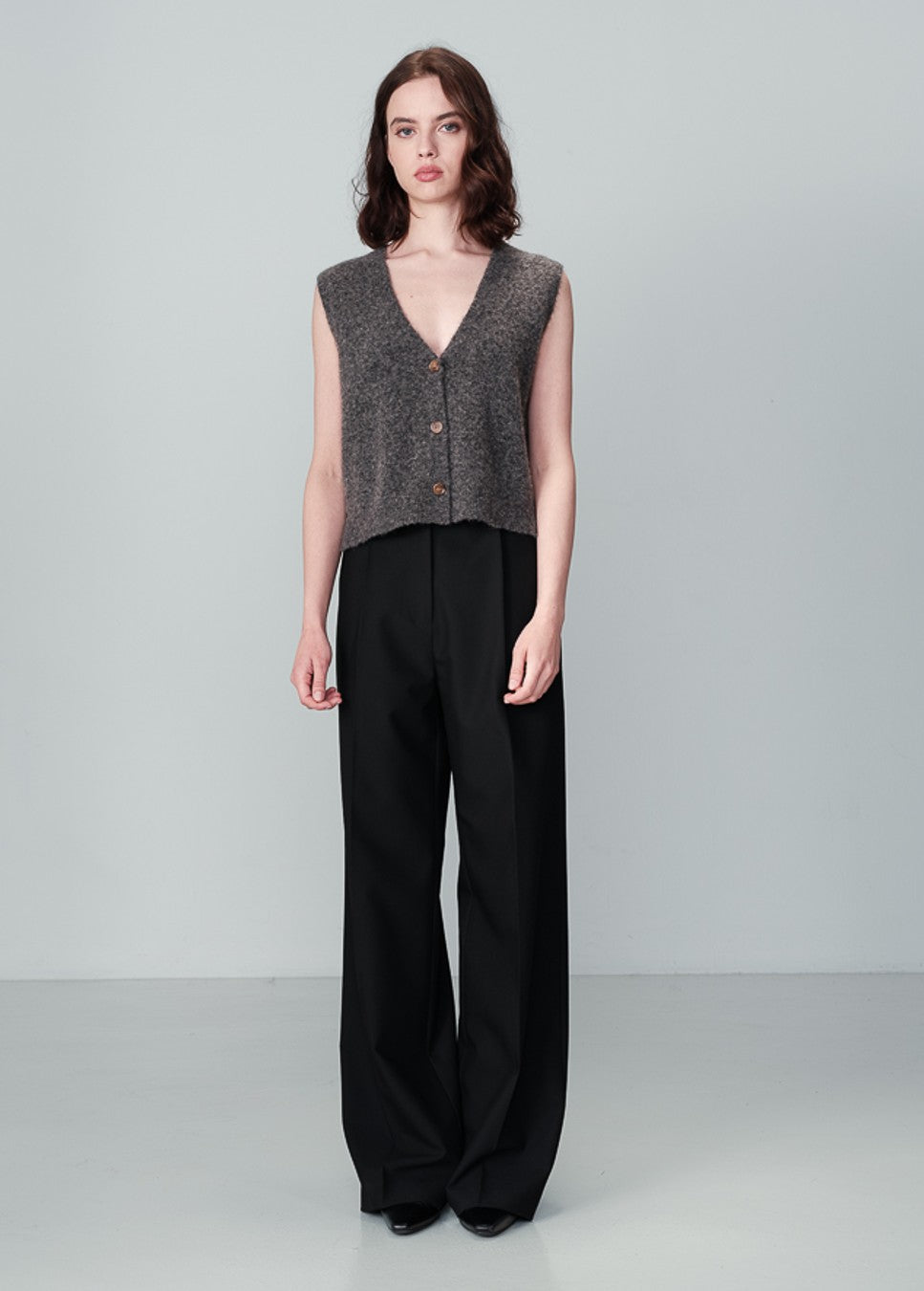 Dit leuke grijze gebreide gilet van het merk Grace & Mila is een absolute must-have. Met zijn korte snit en mouwloze design creëert het een trendy en modern silhouet. Met stijlvolle details zoals de diepe V-hals en speelse zijsplitten, straalt het grijze gebreide gilet vrouwelijkheid uit. Shop grijze gebreide gilets.