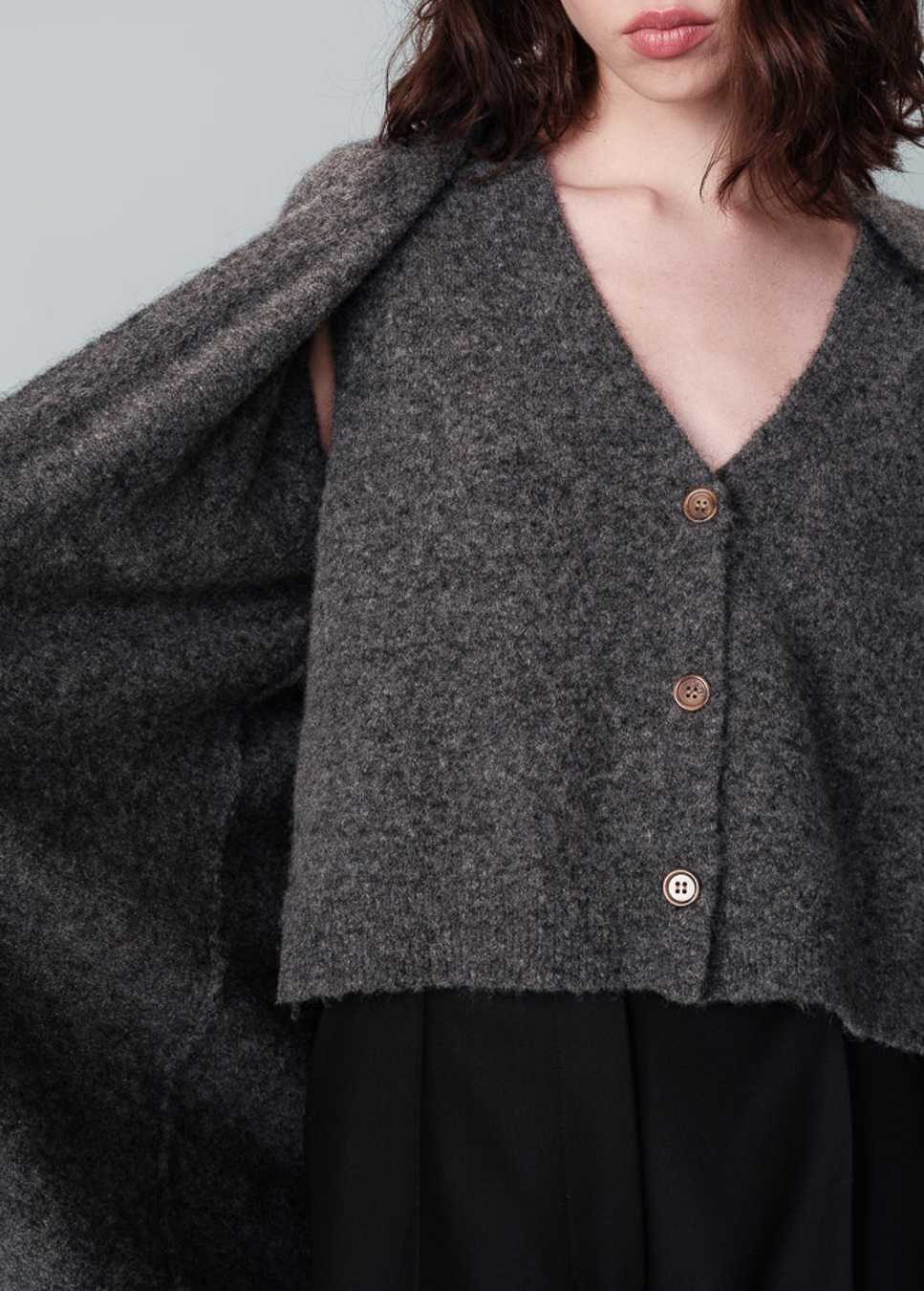 Dit leuke grijze gebreide gilet van het merk Grace & Mila is een absolute must-have. Met zijn korte snit en mouwloze design creëert het een trendy en modern silhouet. Met stijlvolle details zoals de diepe V-hals en speelse zijsplitten, straalt het grijze gebreide gilet vrouwelijkheid uit. Shop grijze gebreide gilets.