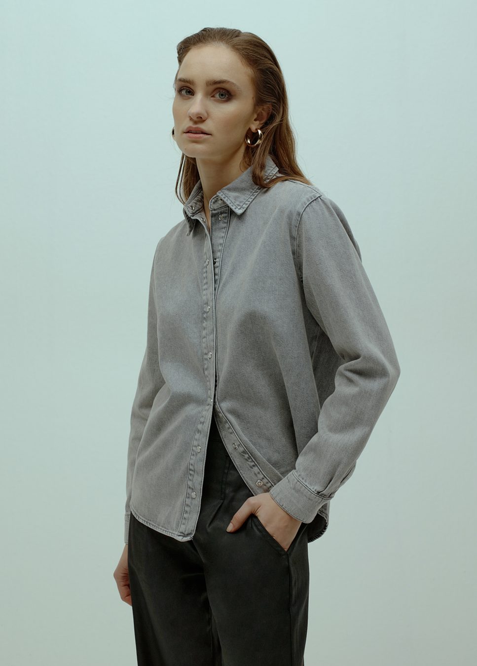 Lichtgrijze denim dames blouse Homage op model voorkant zwarte flowy jeans