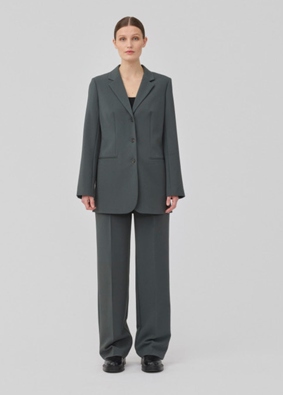 Donkergroene slim fit blazer Gale van het merk Modstrom op model