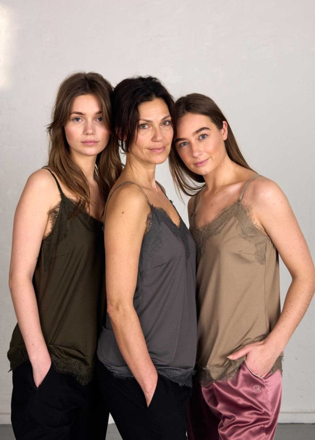 Bij CC Heart vind je essentiële basics die in iedere garderobe thuishoren. Bij CC Heart creëren ze eenvoudige, goed ontworpen, goed passende tops en t-shirts met luxueuze details. Zoals de kanten lace top. Het merk heeft een passie voor slow fashion.