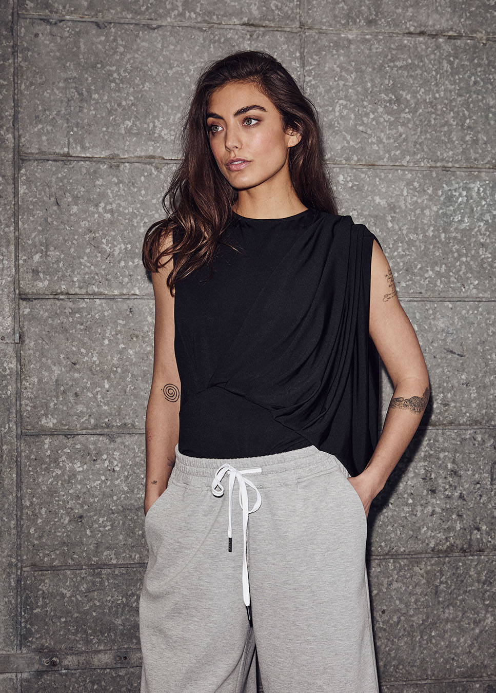 Haute L’Amitié Belek Drape Body zwart voorkant model met grijze jogger