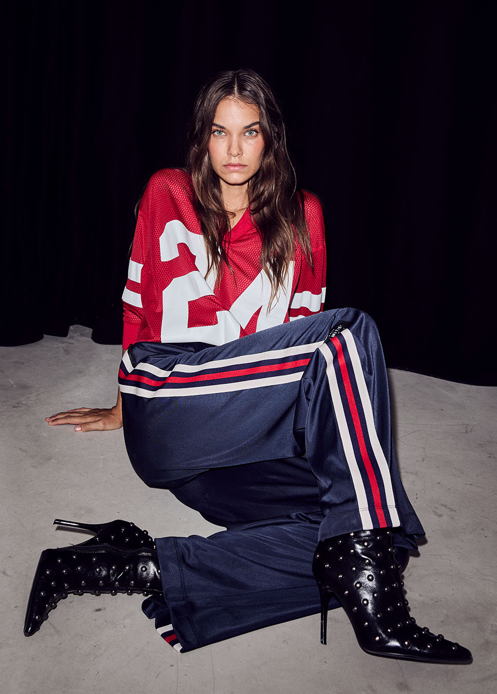 Haute L'Amitié Top Drift Number LS Tee rood voorkant van model met blauwe trackpants 