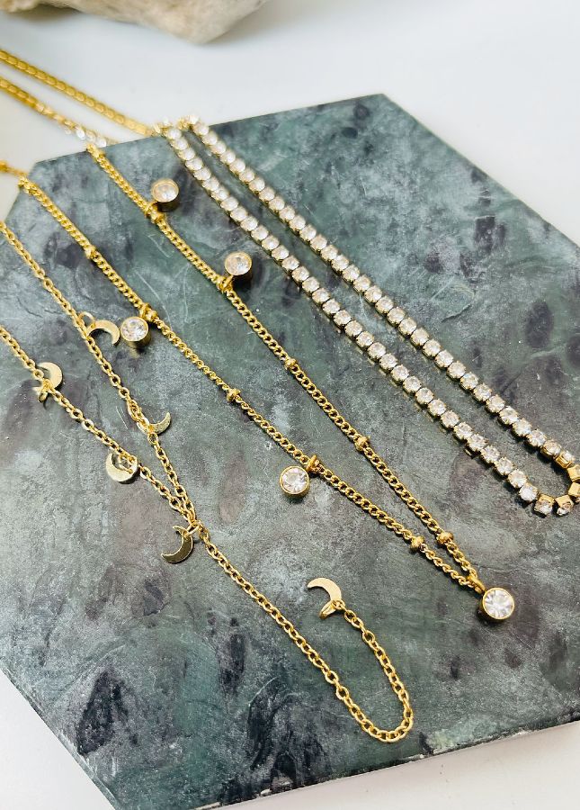 Mooie goudenlange ketting met maantjes Lua van het merk Rocky Rosa. De armband is gemaakt van chirurgisch staal, 18k verguld met speciale afdichting. Alle armbanden van Rocky Rosa verkleuren niet, zijn waterdicht & hypoallergeen. Shop de nieuwe collectie goudkleurige sieraden, gouden kettingen, ketting met maantjes.