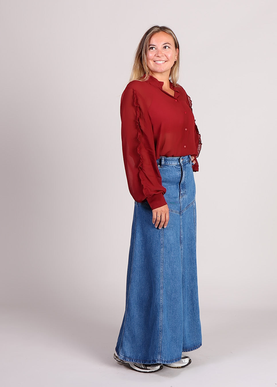 MSCH Copenhagen MSCHKasandra Orabella blouse met ruches rood zijkant model met blauwe rok