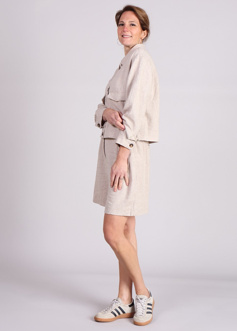 beige linnen MSCH Copenhagen short Pennie Ginia met bijpassende jas op model