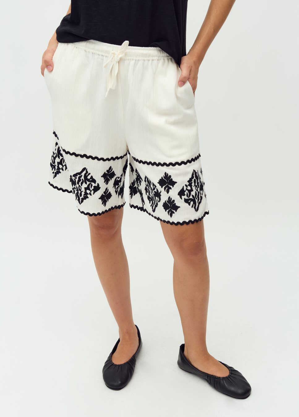 Vooraanzicht van Habri-M mbyM shorts beige van kleur met zwarte details