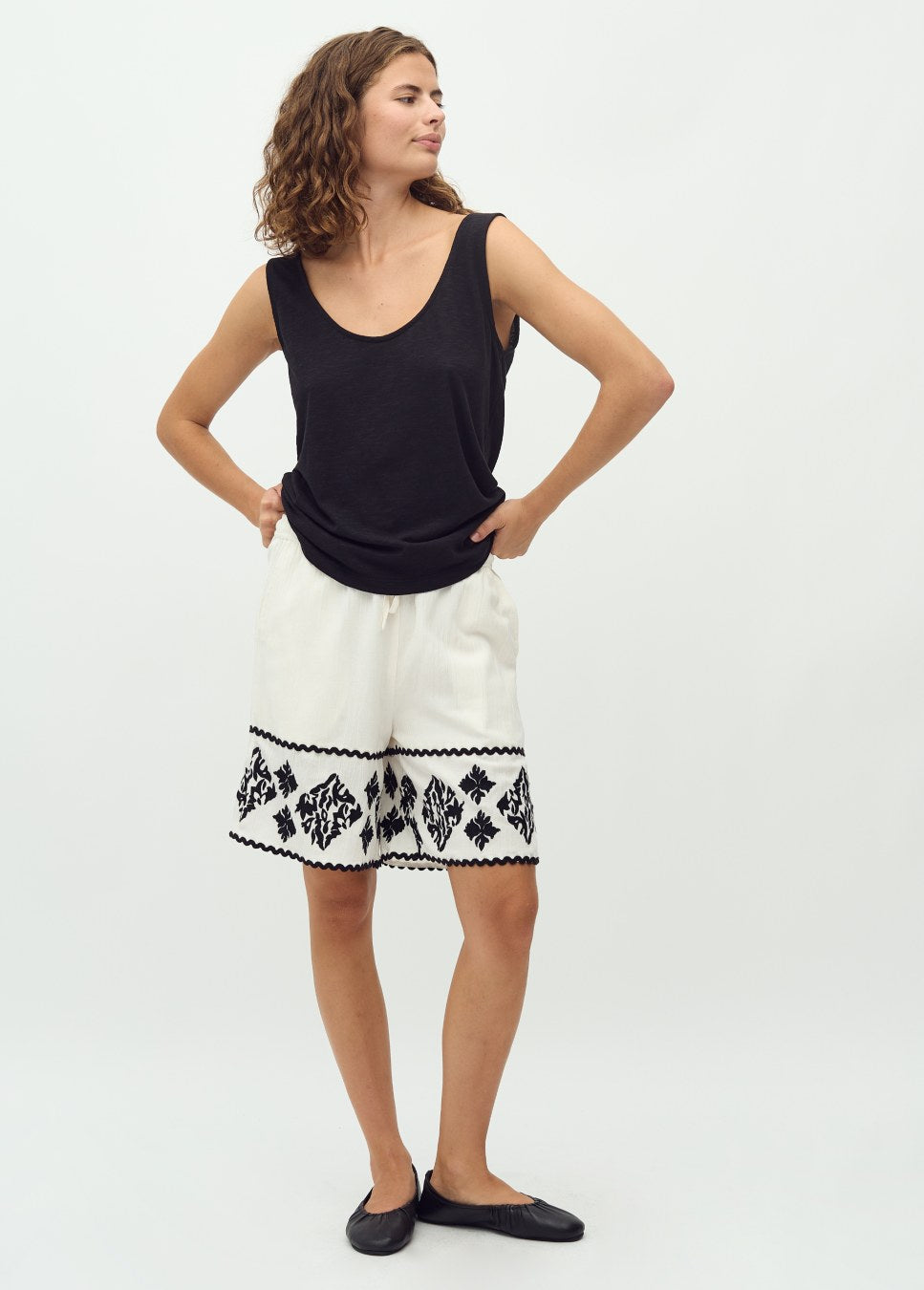 mbyM shorts Habri-M met zwarte details hoofdkleur beige op model