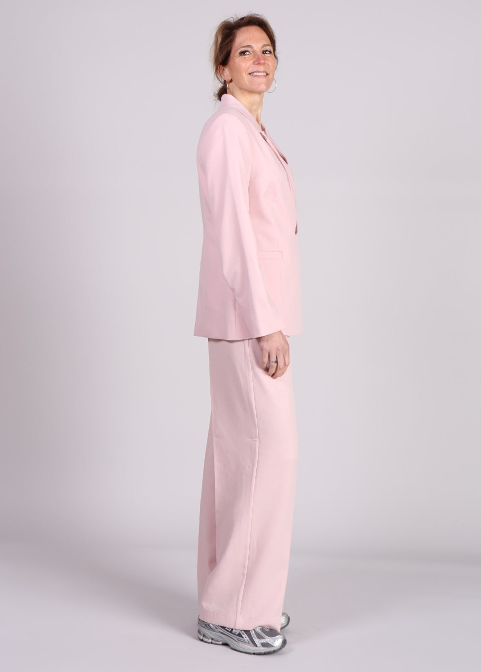 Modstrom MaxwellMD linnen broek roze kleur met bijpassend blazer zijaanzicht